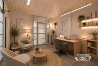 Bent u op zoek naar een commerciële ruimte op een absolute toplocatie in Blankenberge? Deze instapklare praktijkruimte of handelszaak bevindt zich op slechts enkele stappen van de Grote Markt, in het bruisende stadscentrum. Dankzij de centrale ligging, op wandelafstand van het strand, de zee, de duinen, winkels, scholen en openbaar vervoer, geniet u hier van een uitstekende visibiliteit en bereikbaarheid.<br /><br />Tot voor kort werd deze ruimte gebruikt als kantoor voor een bouwbedrijf, maar dankzij de veelzijdige indeling biedt het pand tal van mogelijkheden voor diverse professionele activiteiten. Ideaal voor vrije beroepen, een praktijkruimte, kantoor of handelsfunctie.<br /><br />Bij het betreden van het pand komt u in een inkomhal met wachtruimte, waar cliënten of klanten in alle comfort ontvangen kunnen worden. Verder beschikt de ruimte over twee afzonderlijke praktijk- of kantoorruimtes, wat zorgt voor de nodige flexibiliteit en privacy. Indien gewenst, verleent de verhuurder toestemming om beide ruimtes samen te voegen door het verwijderen van de tussenmuur. Eventuele werken gebeuren volledig op kosten en verantwoordelijkheid van de huurder en mits voorafgaande goedkeuring van de verhuurder.<br /><br />Daarnaast zijn er twee toiletten aanwezig, een praktische kitchenette met berging en achteraan een tweede privatieve kitchenette die eveneens kan dienen als polyvalente ruimte, personeelsruimte of extra bureau.<br /><br />Om u een beter beeld te geven van de mogelijkheden van het pand, werden op enkele foto's voorbeelden van een mogelijke inrichting toegevoegd via virtual staging. Deze beelden zijn louter illustratief en tonen hoe de ruimtes kunnen worden ingericht voor professioneel gebruik.<br /><br />Let op: deze ruimte is niet geschikt voor de uitbating van een tandartsenpraktijk.<br /><br />Bent u op zoek naar een veelzijdige commerciële ruimte op een uitstekende locatie in het centrum van Blankenberge? Contacteer ons vandaag nog voor meer informatie of een bezoek ter plaatse!<br /><br />