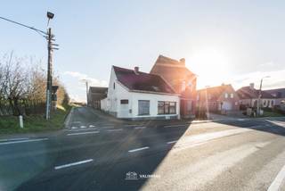 VALIMMAS verkoopt deze nog grondig te renoveren en op te knappen ruime woning met koer/zonneterras en garage.    

Het gelijkvloers omvat een ruime living, een keuken, een toilet, een bureel of slaapkamer, een berging/stookplaats en een garage.   
De verdieping herbergt een ruime nachthal/overloop, een badkamer, twee slaapkamers en een zolderruimte.   
Er is tevens een kelder beschikbaar.   

Gelegen langsheen N285, met bushalte De Lijn vlakbij – Mobiscore 7,4/10. Makkelijke verbindingen naar Asse, Ternat, E40, industriezone Ternat,…

