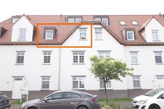 <p>Inschrijven kan via volgende link: https://shorturl.at/d2Nyw</p><p></p><p>Dit centraal gelegen appartement in residentie "Bruulpark" beschikt over <strong>twee slaapkamers</strong> en geniet van een uitstekende ligging. De oprit van de E40 bevindt zich op slechts 5 minuten rijden en zowel het station als het centrum van Haaltert liggen op wandelafstand (ca. 5 minuten).</p><p></p><p>Het appartement is gelegen op de tweede verdieping en omvat een ruime inkomhal, een apart gastentoilet, <strong>een lichtrijke woonkamer</strong>, <strong>een volledig ingerichte open keuken</strong>, een praktische berging, <strong>twee slaapkamers</strong> en een badkamer uitgerust met een douche, ligbad en wastafel.</p><p></p><p>Verder is er ook <strong>een staanplaats</strong> inbregrepen.</p><p></p><p>Dankzij de gunstige ligging en de doordachte indeling biedt dit appartement een aangename woonomgeving met alle voorzieningen binnen handbereik.</p><p></p><p>Huurprijs van het appartement bedraagt <strong>€ 800 + € 30</strong> gemeenschappelijke kosten.</p>