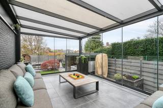 Alleenstaande woning gelegen in Huise (Kruisem) en geniet van een rustig, doch commerciële ligging. De instapklare woning met bijgebouw (momenteel vergund als B&amp;B) biedt veel mogelijkheden. INDELING VAN DE EIGENDOM:Woning: inkomhal met apart toilet en vestiaire - lichtrijke leefruimte met houtcassette - volledig uitgeruste keuken (2016) - bureauruimte - dressing - slpk 1 - slpk 2 - vernieuwde badkamer met inloopdouche - volledig onderkelderd - overdekt terras / veranda (2021)Bijgebouw:momenteel in dienst als B&amp;B maar kan ook worden ingezet als opslagplaats (garage) of zorgunit. Sectionale poort - apart toilet - slpk 1 - slpk 2 - keuken - polyvalante ruimte - douchekamer Exterieur: ruime oprit met voldoende parkeerplaats - 2 inrijpoorten - aangelegde tuin met terras, (zwem)vijver, sauna en jacuzziALGEMENE INFORMATIE: * CV op stookolie (ondergrondse tank: 3100 l.)* houtcassette* dubbele beglazing* rolluiken* zoldervloer geïsoleerd* stads- en regenwater (1.500 l.)* 35 zonnepanelen * jacuzzi en sauna inbegrepen Bestuursmaatregelen in het maatregelenregister: nee