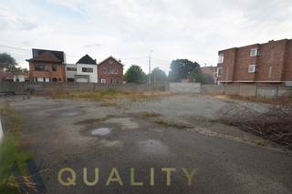 Loods/magazijn (1525 m²) met bureel (48 m²) en niet-overdekte parking (610 m²). De loods is niet-geisoleerd en niet verwarmd...