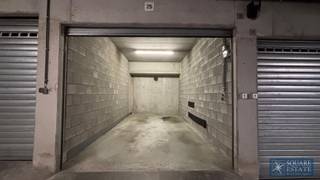 Square Estate presenteert deze prachtige afgesloten garage plaats gelegen in een beveiligd gebouw op de Markt in Wemmel. Mis deze kans niet om deze...
