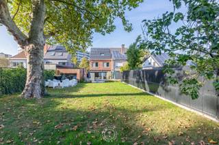 Sommige woningen voelen meteen juist. Dit is er zo eentje. Een halfopen bebouwing die van kop tot teen werd gerenoveerd, waar hedendaags wooncomfort en een warme, huiselijke sfeer elkaar moeiteloos vinden. Een plek waar alles klopt, van de technische uitrusting tot de laatste details, en waar het dagelijkse leven zich afspeelt in een decor dat uitnodigt om thuis te komen.<br /><br />Ook technisch staat deze woning bijzonder sterk. Met een <strong>EPC-label A, conforme elektrische keuring, lucht-luchtwarmtepompen en zonnepanelen met een vermogen van 7.245 Wp</strong> geniet je hier van een energiezuinige woning die helemaal klaar is voor de toekomst.<br /><br />Binnen verwelkomt de inkomhal je met een gastentoilet. Van daaruit vloeit de leefruimte over in de open keuken, aangevuld met een praktische berging. Achteraan vormt de eetkamer in de veranda een heerlijke plek om samen te komen. <strong>Grote raampartijen brengen het buitenleven naar binnen</strong> en laten de ruimte naadloos overlopen in het prachtig aangelegde terras. Een uitnodigend verlengstuk van de woning, waar lange zomeravonden en gezellige familiemomenten als vanzelf ontstaan.<br /><br />Ook buiten valt er heel wat te ontdekken. De garage van zo'n 30 m² beschikt over een bureaugedeelte met zicht op de verzorgde tuin. Deze biedt alle ruimte om te ontspannen, te spelen en te genieten. Het tuinhuis zorgt voor extra bergruimte en vormt tegelijk een bijzonder troef: langs hier krijg je <strong>rechtstreeks toegang tot het groene Puitvoetbos</strong>. Een heerlijke uitvalsbasis voor een wandeling, een fietstocht of gewoon even ontsnappen aan de drukte van alledag.<br /><br />Op de eerste verdieping bevinden zich drie kamers, waarvan één momenteel ingericht is als dressing en wasplaats, naast de badkamer. De tweede verdieping voegt daar nog twee volwaardige slaapkamers aan toe, ideaal voor een groter gezin, een thuiswerkplek of een hobbyruimte. Bovendien beschikt deze verdieping over een extra berging die zich uitstekend leent om om te vormen tot een tweede badkamer.<br /><br /><strong>Een instapklare gezinswoning met ruimte om te leven, energie om vooruit te kijken en groen om de hoek.</strong> Een thuis waar je niet eerst hoeft te renoveren of te plannen, maar meteen kunt beginnen genieten.<br /><br />Hebt u interesse? Of hebt u bijkomende vragen? Neem dan contact op via laurens@claves.be of op het nummer 0476 21 35 46.<br />