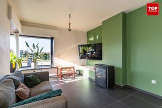 In een rustige en aangename woonwijk bevindt zich deze verzorgde halfopen bebouwing.Deze energetisch te optimaliseren woning beschikt over een ruime...