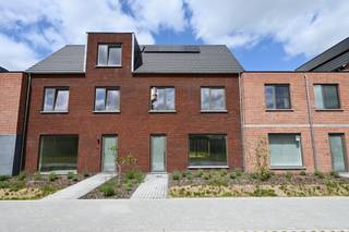 Nieuwbouwwoning met 3 slaapkamers + tuin . <br /><br />Indeling : inkomhal , apart toilet , woonkamer met open keuken , berging . <br />Verdiep : 3 slaapkamers , badkamer met bad en douche , apart toilet , wasberging . <br />Zolderverdieping . <br /><br />Terras en tuin .<br /><br />Er zijn 2 open autostaanplaatsen inbegrepen . <br /><br />zonnepanelen voorzien . <br /><br />Huur 1400 euro + 50 euro gemeenschappelijke kosten . <br /> 