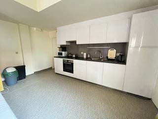 Menen: gelijkvloers appartement met 1 slaapkamer te koopIndeling:inkomhal, living met open keuken, berging, badkamer, slaapkamer, kelderpluspunten: *...