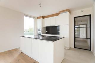 Welkom bij het nieuwbouwproject, gelegen aan de prachtige Leie in het bruisende centrum van Harelbeke. Dit unieke appartement biedt een...