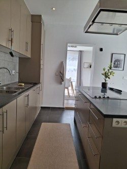 Ontdek deze volledig gerenoveerde, en helft nieuw gebouwde, charmante woning, gelegen op een perceel van 500 m². Met een bewoonbare oppervlakte van 244 m², biedt deze woning comfort en ruimte. <br />Het bijgebouw is volledige nieuwbouw, die 90 m2 extra ruimte biedt voor een kantoor, een kangoeroewoning (aanvraag gemeente) , een winkel (was eerder een bloemenwinkel), garage, sportgelegenheid, hobby, praktijk, etc.<br /><br />De woning beschikt over drie slaapkamers en één badkamer, ideaal voor een gezin. De buitenkant wordt gekenmerkt door een moderne witte gevelafwerking en een donkergrijs dak, wat zorgt voor een strakke en tijdloze uitstraling. De woonst werd zowel binnen als buiten overmatig geïsoleerd.<br /><br />De woning is daardoor voorzien van een energiezuinig EPC-label B, wat resulteert in lagere energiekosten. De omgeving van de woning is rustig en groen, met een aangelegde tuin die volledig kan worden afgesloten. De woonst is asbestvrij en de elektriciteit is gekeurd. Laag KI (ong 500 euro per jaar).<br /><br />Dit pand combineert de charme van een oudere woning met hedendaags wooncomfort en de nieuwbouw van 120 m2 . De vlotte bereikbaarheid naar Mol, Retie en Geel, en de nabijheid van voorzieningen (scholen, winkels, etc.) maken dit een aantrekkelijke woonlocatie. Een unieke kans om uw droomwoning te vinden!<br /><br />Voor vragen of en bezoek kan u contact opnemen met Serge , tel 0493 082 826.<br /><br />