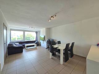 <div>Centraal gelegen appartement op wandelafstand van alles!<br />Dit lichtrijke appartement bevindt zich op een toplocatie in Eeklo. Op slechts enkele minuten wandelen vindt u het station met diverse bushaltes, scholen, het winkelcentrum De Krüger, het natuurdomein Het Leen en tal van andere voorzieningen.<br />Dankzij de grote glaspartijen geniet u in elke ruimte van optimale lichtinval. De indeling is praktisch en biedt tal van mogelijkheden. Na enkele opfrissingswerken maakt u van dit appartement in een handomdraai een warme thuis.<br />Indeling:<br />Inkomhal<br />Ruime woonkamer met eetplaats<br />Aansluitend een aparte keuken<br />Een handige berging<br />Twee slaapkamers, waarvan één met toegang tot het achterliggende terras. Zonnig terras waar u in alle rust van de avondzon kunt genieten<br />Badkamer met ligbad en lavabomeubel. Gastentoilet in de inkomhal.<br />Extra: gemeenschappelijke berging + fietsenstalling<br />Dit appartement combineert een centrale ligging, veel licht en praktische ruimtes — ideaal voor wie comfortabel wil wonen met alles binnen handbereik.</div>