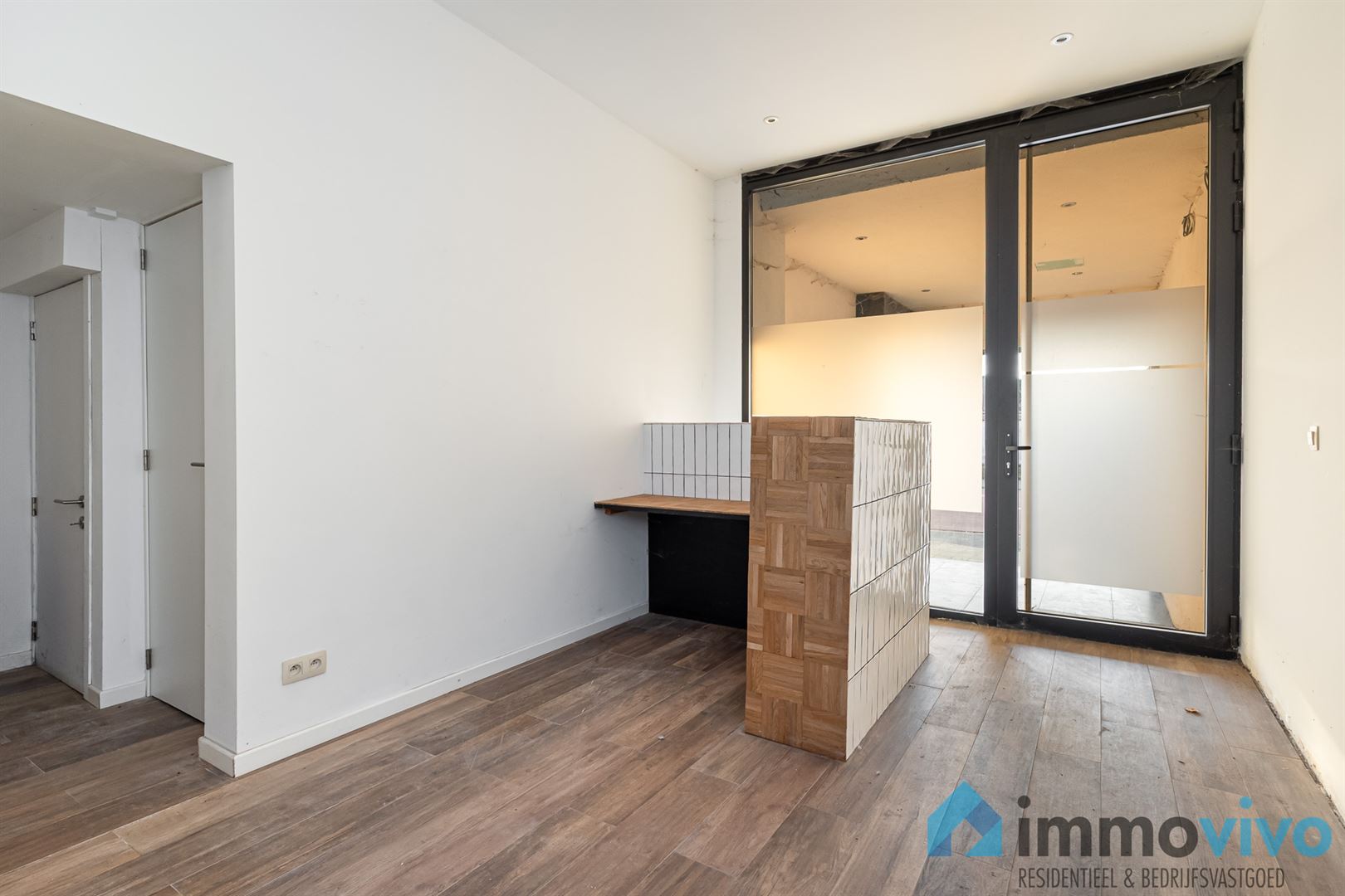 Unieke duplex, op te frissen, met 2 slaapkamers, staanplaats en aparte handelsruimte op topligging. - foto 3