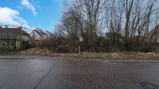 Rustig gelegen perceel bouwgrond van 6a51ca. Zuid georiënteerd. <br />Perceelsbreedte: vooraan 18m50 - achteraan 15m84 - diepte: ±37.<br />Bouwdiepte woning: gelijkvloers maximum 15 meter en verdieping maximum 12 meter.<br />Kroonlijsthoogte woning maximum 5m50.<br />Dakhelling woning van 0° tot maximum 45°.<br />Plan en voorschriften op https://www.schoeters.be/portefeuille/detail.php?item=b&sorting=&ref=10589<br />Stedenbouwkundige vastgoedinformatie (in aanvraag): woongebied - verkavelingsvergunning.<br />Perceelscore D (pluviaal) - geen risicozone voor overstromingen.