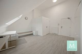 <p><span>STUDENTS ONLY! Gemeubelde studentenkamer in hartje Mechelen </span></p><p><span>Op zoek naar een leuke studentenkamer met eigen sanitair? Dan is dit DE moderne en knusse thuisbasis voor studenten die comfortabel willen wonen. Je komt terecht in een spiksplinternieuwe doch supergezellige kamer met eigen sanitair, die voorzien is van alle comfort en gemak.</span></p><p><span>Zeer centraal gelegen vlakbij het centraal station en op wandelafstand van het centrum van de bruisende stad Mechelen, terwijl je geniet van een rustige straat vlakbij alle voorzieningen (Thomas More, winkels, bushaltes, de levendige Markt en Bruul, etc.)</span></p><p><span>Deze kamer is gelegen op de derde verdieping en geniet van veel lichtinval door de grote raampartijen.Met deze kamer beschikt u over een eigen luxe douchekamer met douche, lavabomeubel en toilet..</span></p><p><span>Ter info:</span></p><p><span>·Deze heeft een totale oppervlakte van 23 m² en heeft een ruime badkamer met douche, toilet en ingebouwde lavabo met lade en spiegel.</span></p><p><span>·De kamer is bemeubeld met een enkel bed (matras zelf te voorzien), een bureau, een bureaustoel en een kleerkast. Persoonlijke aankleding en detaillering laten we aan de bewoner over (binnen de grenzen van het huishoudelijke reglement).</span></p><p><span>Verder beschikt het pand over het modernste gemak en technische eisen als volgt:</span></p><p><span>·parlofonie·</span></p><p><span>·grote gemeenschappelijke ruimte op gelijkvloers met volledig uitgeruste keuken, zithoek </span></p><p><span>·gemeenschappelijke tuin waar het heerlijk vertoeven is in lente, zomer en herfst!</span></p><p><span>·ruime inpandige fietsenstalling</span></p><p><span>ENKEL voor studenten !</span></p><p><span>Maandelijkse gemeenschappelijke lasten bedragen 75 (provisie) en omvatten water, elektriciteit, internet, vuilniszakken en onderhoud van de gemeenschappelijke delen.</span></p><p><span>Kom zeker langs voor een bezoek en ontdek Coxiestraat 7, dé plek in Mechelen om te studeren, relaxen én connecteren.</span></p><p><span>Voor een bezoek of meer info : contacteer De Makelaardij - 015 20 20 82 - info@demakelaardij.be</span></p><p><span> </span></p>