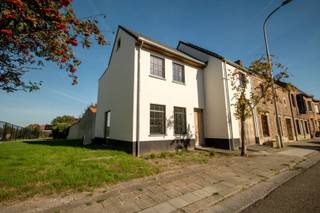 ==> ACTIE: t.w.v. 5.000 euro budget voor raamdecoratie bij AKTE UITERLIJK EIND 2026 ! ! <br /><br />Kwalitatieve en energiezuinige halfopen nieuwbouwwoning met inpandige garage en tuin op 555m².<br />Beneden is er een inkomhal met gastentoilet, L-vormige leefruimte met bureauhoek en volledig geïnstalleerde open keuken en een ruimte garage.<br />Boven zijn er 3 ruime slaapkamers, nachthal, een apart toilet en badkamer met ligbad, inloopdouche en dubbele lavabo.<br />De zolder is bereikbaar via een luik met plooitrap.<br /><br />De woningen worden energiezuinig gebouwd en voldoen aan het eisenpakket voor E-peil 20.<br />Buitenschrijnwerk in grafietzwart pvc, dubbel isolerende beglazing.<br />Verwarming via een lucht/water-warmtepomp, gelijkvloers en badkamer zijn voorzien van vloerverwarming. In de badkamer is er ook een extra handdoekradiator.<br /><br /> - ventilatiesyteem D<br /> - regenwaterput van 10.000L<br /> - 6 zonnepanelen<br /> - oprit aangelegd in grind<br /> - terras met terrastegels volgens handelswaarde lastenboek<br /> - perceel wordt omheind met draadafsluiting<br /> - tuin bezaaid met gras<br /> - garage met automatische sectionaalpoort<br /><br />Plannen en lastenboek beschikbaar.<br />Prijs inclusief architect, stabiliteitsingenieur, epb verslaggeving, veiligheidscoördinatie en ventilatieverslag.<br />Prijs exclusief registratie, notaris, btw en opmetingskost.<br /><br />Opsplitsing nettoprijzen: <br /> - grondwaarde 150.493 €<br /> - constructiewaarde 260.013 €<br /><br />- De woning werd volledig opgeschilderd, meerprijs: 11.993,81€ exclusief btw<br />- De 1e verdieping werd volledig voorzien van laminaat, meerprijs: 2.367,74 € exclusief btw