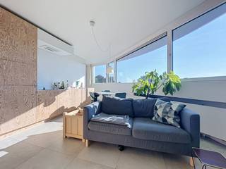 <p>Lichtrijke en bemeubelde studio vlakbij centrum Gent <br /><br />Indeling: lichtrijke leefruimte met keuken, badkamer met douche, terras. <br /><br />Huurprijs: €795+ €85 syndicale kosten <br /><br />Beschikbaar vanaf 01/09/2026</p>