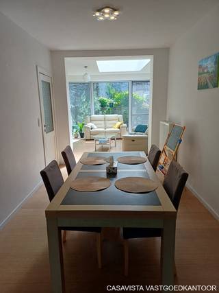 Op zoek naar een energiezuinige woning op wandelafstand van het bruisende stadscentrum van Geraardsbergen? Dan is deze charmante stadswoning zeker een bezoek waard.
Gelegen op een uitstekende locatie, vlak bij de Grote Markt, geniet u hier van alle voorzieningen binnen handbereik. Winkels, scholen, openbaar vervoer, horecazaken en recreatiemogelijkheden bevinden zich op slechts enkele minuten wandelen, waardoor u dagelijks profiteert van het comfort en de levendigheid van het stadsleven.
Achter de aantrekkelijke gevel schuilt een verrassend ruime gezinswoning met een praktische indeling en tal van mogelijkheden. Op het gelijkvloers bevinden zich een ruime inkomhal, een lichtrijke leefruimte met salon en eetplaats, een volledig geïnstalleerde keuken en toegang tot het gezellige stadsterras met verschillende niveaus. Hier geniet u in alle rust van een aangename buitenruimte midden in het centrum van Geraardsbergen.
De eerste verdieping beschikt over twee ruime slaapkamers en een stijlvolle badkamer. Op de tweede verdieping bevinden zich nog twee bijkomende slaapkamers, ideaal voor grotere gezinnen of voor wie nood heeft aan extra ruimte.
De volledig ingerichte zolderverdieping doet momenteel dienst als comfortabele bureauruimte en vormt de ideale plek voor thuiswerk, een hobbyruimte of vrij beroep. Bovendien bestaat de mogelijkheid om hier nog een extra slaapkamer te creëren, waardoor de woning verder kan meegroeien met uw woonbehoeften.
De woning werd doorheen de jaren zorgvuldig onderhouden en verder gemoderniseerd. Zo werd het dak vernieuwd, wat samen met de overige verbeteringen resulteert in een gunstig EPC-label B. Dit staat garant voor een energiezuinige woning met lagere energiekosten en een hoog wooncomfort.
Ook de elektrische installatie is conform. Verder is een asbestattest beschikbaar. Hieruit blijkt dat slechts een beperkt aantal asbesthoudende toepassingen aanwezig zijn, bestaande uit enkele gevelelementen en een leiding, wat de koper een duidelijk beeld geeft van de situatie.
Kortom, een ruime, energiezuinige en instapklare woning op een toplocatie in het centrum van Geraardsbergen, waar comfort, ruimte en bereikbaarheid perfect samenkomen.
Interesse? Contacteer CasaVista Vastgoedkantoor via 054 41 25 00 of info@casavista.be voor meer informatie of een bezoek ter plaatse.