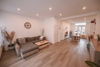 In de mooie Bel-époque wijk te Oostende, op boogscheut shopping, strand en openbaar vervoer vindt u dit compleet gerenoveerd duplex appartement terug. <br />Deze kleinschalige residentie werd volledig gerenoveerd volgens de regels der kunst. Op de derde verdieping bevindt zich deze ruime en lichtrijke woonentiteit terug. Deze omvat een woonkamer met vele raampartijen, open volledig ingerichte keuken, berging met voorziening wasmachine, apart toilet, 2 slaapkamers en moderne badkamer met instapdouche. <br />Als kers op de taart beschikt dit pareltje over een gezellig dakterras.<br /><br />Appartement is momenteel verhuurd aan €870 + €35, met de mogelijkheid om het huurcontract stop te zetten.<br />Ideaal als investering of voor eigen gebruik.<br /><br />Maak nu uw afspraak via michiel@vastgoedvanhoye.be - 059/43.43.00