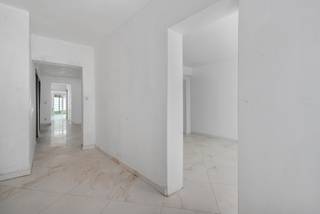 Ben je op zoek naar een gelijkvloers appartement met een bewoonbare oppervlakte van maar liefst 152 m² en een private tuin van 60 m²? Zoek...