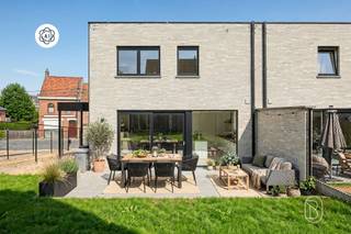 Deze recente halfopen woning uit 2021 ligt in het centrum van Anzegem, op wandelafstand van winkels, scholen en dagelijkse voorzieningen.Verkoop onder registratierechten mogelijk! Een hedendaagse woning met een praktische indeling, veel licht en een aangenaam gevoel van ruimte. Omheinde tuin, terras, oprit en carport, en alle modern comfort. De woning is bovendien perfect onderhouden en recent volledig geschilderd.Op het gelijkvloers: een inkomhal met gastentoilet, een lichtrijke leefruimte met open keuken en aansluitende berging. Vanuit de leefruimte kijk je uit op het terras en de tuin.Boven zijn er drie volwaardige slaapkamers, een extra bergruimte, apart toilet en een ruime badkamer met zowel inloopdouche als bad.De troeven: recente bouw uit 2021, 3 slaapkamers, 6 zonnepanelen, energiezuinig, onderhoudsvriendelijke tuin en terrasrecent volledig geschilderdEen recente woning met alles wat je vandaag zoekt: comfortabel, energiezuinig en goed gelegen.
