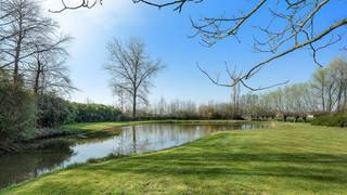 Ruime villa, uitzonderlijk en discreet gelegen te Maldegem. De woning bevindt zich op een ruim perceel van 10.704 m² en beschikt over...