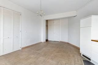 <p><span>Dit </span><span>lichtrijk en gezellig appartement</span><span> te koop is gelegen aan de Mercatorstraat in Antwerpen. Tussen het Centraal station en Berchem station, vlakbij winkels, horeca, universiteiten, openbaar vervoer en </span><span>vlotte bereikbaarheid</span><span>.</span></p><p><span> </span></p><p><span>Het appartement is zo'n </span><span>51m² </span><span>groot (cfr. EPC) en beschikt over een </span><span>1 volwaardige slaapkamer</span><span>. De grote raampartijen laten het </span><span>daglicht rijkelijk binnen</span><span> en bieden een </span><span>uniek uitzicht</span><span> op de karaktervolle torens van het Antwerpse Centraal Station. Er is een gezellige en grote gemeenschappelijke tuin aanwezig.</span></p><p><span> </span></p><p><span>Indeling</span></p><p><span>- gelegen op derde verdieping (lift aanwezig)</span></p><p><span>- inkomhal met ingemaakte kast</span></p><p><span>- woonkamer en eetkamer</span></p><p><span>- geïnstalleerde keuken</span></p><p><span>- volwaardige slaapkamer met ingemaakte kast</span></p><p><span>- badkamer met bad/douche combinatie, lavabo en toilet</span></p><p><span>- privatieve kelder (6m²)</span></p><p><span> </span></p><p><span>Algemeen gebouw</span></p><p><span>- gemeenschappelijke tuin (469m²)</span></p><p><span>- gemeenschappelijke fietsenstalling</span></p><p><span>- provisie ca. 150 euro/maand (verwarming, water, onderhoud gemene delen)</span></p><p><span> </span></p><p><span>Troeven</span></p><p><span>- super centrale ligging</span></p><p><span>- goede bereikbaarheid</span></p><p><span>- veel lichtinval</span></p><p><span>- gemeenschappelijke tuin</span></p><p><span> </span></p><p><span>Ben jij geïnteresseerd in dit appartement te koop in Antwerpen, ben je op zoek naar ander vastgoed of wens je de waarde van jouw eigendom te kennen? Dan ben je bij BOLT immo aan het juiste adres! Wij helpen jou graag verder.</span><span> </span></p><p><span> </span></p>
