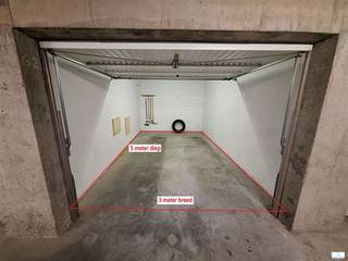 Vlot bereikbare garage op het gelijkvloers in een recent gebouw in hartje Middelkerke. Afmetingen garage: 5m diep op 3m breed (afmetingen poort...