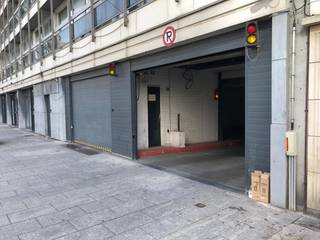 Overdekte en afgesloten autostaanplaats vlak bij Rooseveltplaats.Vlotte in-en uitrij, brede poorten met afstandsbediening. Zeer lichte parking...