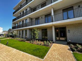 <p>Betaal DIT JAAR slechts 6 % i.p.v. 21 % BTW op de constructiewaarde ( Zie voorwaarden onder ‘download prijzen, plannen en documenten’)</p>
<p><strong>Mooi wonen in hartje Oud-Turnhout</strong></p>
<p>Parkdomein Neerhof bevindt zich in een groene omgeving op een boogscheut van het marktplein, winkels, restaurants, cafés en scholen. Er is een vlotte bereikbaarheid naar omliggende gemeentes en de autosnelweg Antwerpen-Eindhoven.</p>
<p><strong>Luxueus en energiezuinig wonen</strong></p>
<p>Het project wordt door Fransen Bouwonderneming omgetoverd tot een ware parel in Oud-Turnhout. Doordachte keuzes creëren een optimale combinatie tussen een luxueuze en hedendaagse uitstraling en functioneel gebruikscomfort. Op die manier biedt het project niet alleen een moderne woning in een mooie omgeving, maar is er ook voldoende aandacht voor het leefcomfort.</p>
<p>De appartementen worden voorzien van vloerverwarming met collectieve geothermische warmtepomp. Zo voelt de woning in de winter gezellig warm aan en geniet je van een aangename temperatuurverlaging in de zomer. Het ventilatiesysteem C zorgt voor voldoende gezonde luchtkwaliteit. Je woonst is ook voorzien van zonnepanelen. Naast de voordelen voor een aangenaam leefcomfort, geniet u door deze energievriendelijke investeringen van een aanzienlijke besparing op de energiekosten.</p>
<p><strong>Fiscale voordelen, kwaliteitsmaterialen en energiezuinigheid</strong></p>
<p>Parkdomein Neerhof wordt helemaal toekomstproof gerealiseerd en streeft naar een max E-peil van 20. Hiermee legt de residentie de lat niet alleen hoger dan de huidige energienormen, maar biedt ze bewoners ook een vrijstelling van onroerende voorheffing voor een periode van 5 jaar. Bovendien wordt het energieverbruik tot een minimum herleid door het gebruik van hernieuwbare energiebronnen.</p>
<p><strong>Beschermd als koper</strong></p>
<p>De verkoop van residenties A+B geschiedt onder de Wet Breyne. Dit garandeert de koper uitgebreide bescherming en ontneemt alle risico’s. U betaalt in schijven naarmate de werken vorderen. Residenties C + D zijn reeds afgewerkt en klaar om zijn eerste bewoners te verwelkomen.</p>
<p><strong>Wil je graag meer weten over dit project?</strong></p>
<p>Voor alle verdere informatie kan u contact opnemen met ons kantoor op het nummer 014 41 42 42 of via nieuwbouw@vansweevelt.be.</p>
<p><strong>Op zoek naar een uitstekende investering?</strong></p>
<p>Parkdomein Neerhof biedt uitstekende verhuuropportuniteiten en een mooie kans op meerwaarde. Bovendien kan je gebruik maken van onze optionele all-in verhuur en beheerservice.</p>
<p>Ga naar een kavel druk op de knop ‘bereken je rendement’ om een uitgebreid rendementsrapport op maat te downloaden.</p>
<p></p>
<p>Ga naar “NIEUWBOUW” op www.vansweevelt.be voor een overzicht van alle beschikbare eenheden in onze nieuwbouwprojecten.</p>
<p>Dit is geen aanbod maar een onderhandelingsvoorstel. Alle informatie onder voorbehoud van materiële vergissingen en/of wijzigingen.</p>