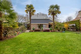 <p>Cette charmante villa située à Dilbeek se trouve dans un environnement résidentiel paisible, idéal pour une vie de famille confortable et sereine. En entrant dans la maison, vous êtes accueilli par un hall spacieux qui donne accès à un séjour lumineux ainsi qu’à une cuisine entièrement équipée. </p><p></p><p>Le séjour bénéficie d’une belle luminosité naturelle et constitue un espace de vie central agréable et convivial. Il s’ouvre directement sur le jardin joliment aménagé et bien entretenu, ainsi que sur une véranda fermée qui permet de profiter de l’extérieur en toute saison. Le rez-de-chaussée comprend également une buanderie fonctionnelle et un WC séparé, offrant un confort quotidien supplémentaire. </p><p></p><p>À l’étage, la maison dispose de quatre chambres spacieuses, toutes équipées de placards intégrés, garantissant de nombreux espaces de rangement. Vous y trouverez également une salle de bains, une salle de douche séparée ainsi qu’un second WC. </p><p></p><p>La propriété comprend deux grandes caves offrant de multiples possibilités de rangement ou d’aménagement ainsi qu’un garage pratique. L’ensemble est complété par un jardin agréable offrant calme et intimité. Avec un EPC de 318 kWh/m², label D, et une installation électrique non conforme, certains travaux sont à prévoir. </p><p></p><p>Cette villa représente une belle opportunité pour ceux qui recherchent une habitation spacieuse dans un cadre calme et verdoyant à Dilbeek.</p>