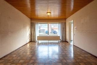 In Kapellen kortbij alle voorzieningen (winkels, scholen, openbaar vervoer,...) vindt u dit gelijkvloers appartement met 2 slaapkamers.
INDELING
U komt via de inkomhal binnen in de ruime leefruimte met aanpalend de keuken (voorzien van keramische kookplaat, dampkap, koelkast-diepvries, combi-oven, afwasmachine en dubbele spoelbak). De grote raampartij in de leefruimte zorgt voor een mooie lichtinval. Het appartement beschikt verder over 2 slaapkamers, een apart toilet, een badkamer (met inloopdouche, wastafelmeubel en handdoekverwarmer) en een berging (aansluiting voor wasmachine). Achteraan is er een tuin/terras met een achterpoortje dat toegang geeft tot de garagebox.
De gemeenschappelijke kosten (water, onderhoud voortuinen en gang, verzekeringen,...) bedragen ongeveer 85,00€
PLUSPUNTEN
- Energiezuinig B label
- Asbestveilig
- Dubbele beglazing 
- Rolluiken
- Recente keuken, toilet en badkamer
- Gasketel 2017
Heeft u interesse in dit appartement? Contacteer ons dan op 03 568 03 03 of via info@vastgoed03.be.