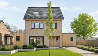 Voor meer info en foto’s, surf naar www.swevers.be – deze open bebouwing in Ham is een unieke opportuniteit voor wie op zoek is naar ruimte, rust en volledige vrijheid in afwerking. De woning werd volledig gestript en vormt vandaag een blanco canvas voor een doordacht renovatieproject. Ze is gelegen op een royaal perceel van 10 are met zuidoostelijke oriëntatie en een open zicht op achterliggend agrarisch gebied, wat garant staat voor licht, groen en privacy.<br /><br />De woning dateert van 1960 en beschikt over een bewoonbare oppervlakte van 198 m², verdeeld over meerdere niveaus. Belangrijke werken zijn reeds uitgevoerd: het dak werd vernieuwd en geïsoleerd, er zijn zonnepanelen geplaatst en het merendeel van de ramen werd vervangen door aluminium ramen met HR-dubbel glas. Bovendien zijn er vergunde verbouwplannen beschikbaar, waardoor u meteen aan de slag kunt zonder bijkomende vergunningsprocedures.<br /><br />Op het gelijkvloers vindt u een leefruimte van 31 m² met grote raampartijen en aansluitend een keuken van 9,25 m² met potentieel tot open indeling. Daarnaast zijn er meerdere functionele ruimtes die flexibel ingericht kunnen worden. De eerste verdieping telt twee slaapkamers van 11,04 m² en 15,75 m², een nachthal en een badkamer. De zolderverdieping, bereikbaar via een vaste trap, is grotendeels afgewerkt en omvat een ruime masterbedroom van 33,54 m² en een tweede badkamer, samen goed voor 51 m².<br /><br />Verder zijn er een kelder van 9,36 m² en een garagebox van 28 m² met ruime oprit. Extra troeven zijn de regenwaterput van 10.000 liter en de septische put van 2.000 liter. De ligging is vlot, met winkels, scholen, openbaar vervoer en ontspanning in de nabije omgeving. Voor meer informatie, bel 011 255 155. Bron bewoonbare oppervlakte: EPC – verslag. Dit pand is onderworpen aan de renovatieverplichting van de Vlaamse overheid voor residentiële gebouwen (behoudens bij sloop binnen 5 jaar na de aankoop). Consulteer voor meer informatie de website van het Vlaams Energie- en Klimaatagentschap via https://www.vlaanderen.be/een-huis-of-appartement-kopen/renovatieverplichting-voor-residentiele-gebouwen.