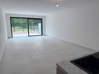 Dit gezellig gelijkvloers nieuwbouwappartement beschikt over een inkomhal met gastentoilet, een ruime woonkamer met zicht op de tuin, een...