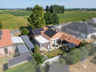 Zeer verzorgde, instapklare, volledig gerenoveerde open bebouwing met 5 slaapkamers.STARTPRIJS: Elk bod boven deze startprijs, wordt voorgelegd aan de eigenaars, die al dan niet kunnen in gaan op dit aanbod.Deze prachtige open bebouwing gelegen op een rustige locatie werd in 2022 volledig gerenoveerd (nieuw dak, ramen, elektriciteit …)Dankzij de zonnepanelen en de gunstige epc score kunt u bovendien genieten van een energiezuinige woning.De woning biedt een ruime en praktische indeling met maar liefst 5 slaapkamers, waarvan 2 en de ruime dressing op het gelijkvloers, ideaal voor grote gezinnen of voor wie levenslang comfortabel wil wonen of extra ruimte zoekt voor een praktijk, bureel of hobbyruimte.Eveneens op het gelijkvloers is de badkamer die opgetrokken is met kwalitatief materiaal en apart toilet.Het hart van de woning is de eigentijdse, volledig uitgeruste keuken die naadloos overgaat in de sfeervolle leefruimte met houtkachel die zorgt voor extra karakter.Aansluitend hebben we ruime veranda met screens die het hele jaar zorgt voor een extra leefruimte om te ontspannen en dit met uitzicht op de tuin en terrassen.Buiten vindt u de volledig afgesloten aangelegde tuin, ruime oprit met carport, een praktische buitenwerkplaats, een gezellige buitenkeuken, overdekt terras en de sfeervolle serre voor de echte tuinliefhebber!Kortom, dit is een woning waar rust, comfort en uitstraling samenkomen, energiezuinig, kwalitatief afgewerkt en dit alles op een rustige ligging,Een unieke kans die u niet mag missen!Voor meer informatie contacteer Regine: 0493 112 050 - regine@correctvastgoed.be👉 Online schattingstool: https://www.correctvastgoed.be/schatting