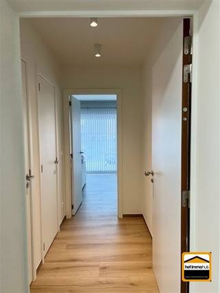 <p><span>Recent appartement met 2 slaapkamers, ruim terras, ondergrondse autostaanplaats<br />en kelderberging.</span><span><br /><br />Dit moderne appartement is gelegen op het Stationsplein vlakbij het centrum van Borgloon.<br />Er bevinden zich op wandelafstand winkels, scholen, bushaltes. Het plein is tevens ook<br />opnieuw aangelegd, waardoor je kan genieten van een groen zicht.<br /><br />Het appartement is gelegen op de tweede verdieping. Er is een lift aanwezig in het gebouw.<br />Via de inkomhal treft men een gastentoilet en een berging met aansluiting voor een wasmachine.<br />Verder komt men terecht in de leefruimte met open keuken. <br />In de keuken zijn volgende toestellen aanwezig: inductiekookplaat met dampkap, koelkast,<br />afwasmachine en een combi-oven. <br />Aansluitend aan deze ruimte treft men een prachtig ruim terras van 17m².<br />Via de nachthal kan je de 2 slaapkamers bereiken alsook de badkamer.<br />De badkamer is voorzien van inloopdouche en enkele lavabo met meubel.<br /><br />In de kelderverdieping beschik je over een kelderberging en een ondergrondse autostaanplaats.<br /></span><span><br />Algemene informatie:</span><span><br />Huurprijs: 820 euro/maand<br />Algemene onkosten: 70 euro/maand </span><span><br />Huisdieren: niet toegelaten<br />EPC-waarde: 56 kWh/m² <br />Vrij vanaf: 15 juli 2026</span></p>
