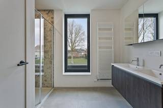 Op een rustige, doch vlot bereikbare locatie te Vinkt vinden we deze halfopen bebouwing terug. Deze nieuwbouwwoning is ruim en elegant. Het heeft een mooie uitstraling en biedt veel comfort en ruimte. INDELINGGelijkvloers- inkomhal met gastentoilet en ruimte voor vestiaire- zeer ruime leefruimte met directe toegang tot de tuin - open keuken met eiland aansluitend aan leefruimte en zicht op de tuin- berging met directe toegang tot de keukenEerste verdiep- slaapkamer 1 (12,90m²)- slaapkamer 2 (10,32m²) - slaapkamer 3 (10,32m²)- apart toilet- badkamer met bad, inloopdouche en dubbele lavabo (7,53m²)- berging Tuin 298,37m²- met een terras van 35,30m²- tuin en fietsberging 15m²- oprit naar carport- wandelpad naar voordeur en voortuin