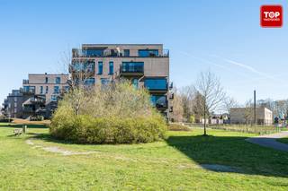 Deze energiezuinige en lichtrijke penthouse is rustig gelegen en biedt prachtige vergezichten met terrassen rondom die zonlicht genieten...