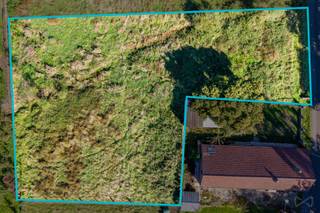 Terrain à bâtir situé en zone d'habitat à caractère rural.<br />Cadastré section D numéro 58W9P0000.<br />D'une contenance mesurée de 17 ares 26 centiares.<br />Largeur de 20m et profondeur de 59m.<br /><br />Prescriptions urbanistiques reçues de l'Administration communale en Novembre 2025 :<br />• Type de bâtiment constructible: Maison unifamiliale classique de type 4 façades.<br />• Recul par rapport aux voisins : Il est préconisé de maintenir un recul de 3 mètres entre la construction et les<br />limites latérales de la parcelle.<br />• Recul par rapport à la voirie : Le bâtiment devra respecter un recul de +- 6 mètres par rapport à la voirie.<br /><br />Le terrain se situe en zone d'assainissement collectif non opérationnel, ce qui implique l'installation de fosses septiques avant rejets.<br />La présence d'un fossé longeant la parcelle devra faire l'objet d'un comblement pour la viabilisation des terrains.<br />Ce terrain présente également le passage d'un cours d'eau non navigable avec une servitude de passage au profit de la SPW agriculture.<br /><br />Publicité à caractère non contractuelle et ne constituant pas une offre.<br /><br />Informations via Sara Jockin au 0470.28.96.83 ou via sara.jockin@weinvest.be