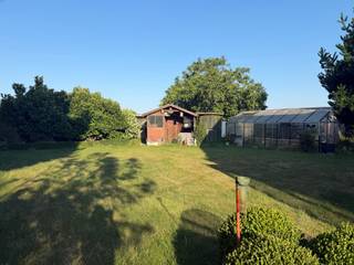 Een bezoekmoment aanvragen kan eenvoudig via onze website:
Ga naar het betreffende pand en klik op ‘bezoek aanvragen’.
Na het invullen van uw huurprofiel nemen wij spoedig contact met u op.
Deze ruime woning aan de Grote Veldstraat met een oppervlakte van maar liefst 333m2 combineert comfort, ruimte en functionaliteit.
De leefruimte is ruim en lichtrijk, ideaal voor gezellige momenten met familie en vrienden. De keuken sluit naadloos aan op de leefruimte en biedt alle mogelijkheden voor wie graag kookt en gasten ontvangt. Verder beschikt de woning over drie slaapkamers, een 2 badkamers én een garage.
Troeven op een rij:
Ruime bewoonbare oppervlakte
3 slaapkamers
2 badkamers
Zonnige tuin
Garage
Ruime zolder