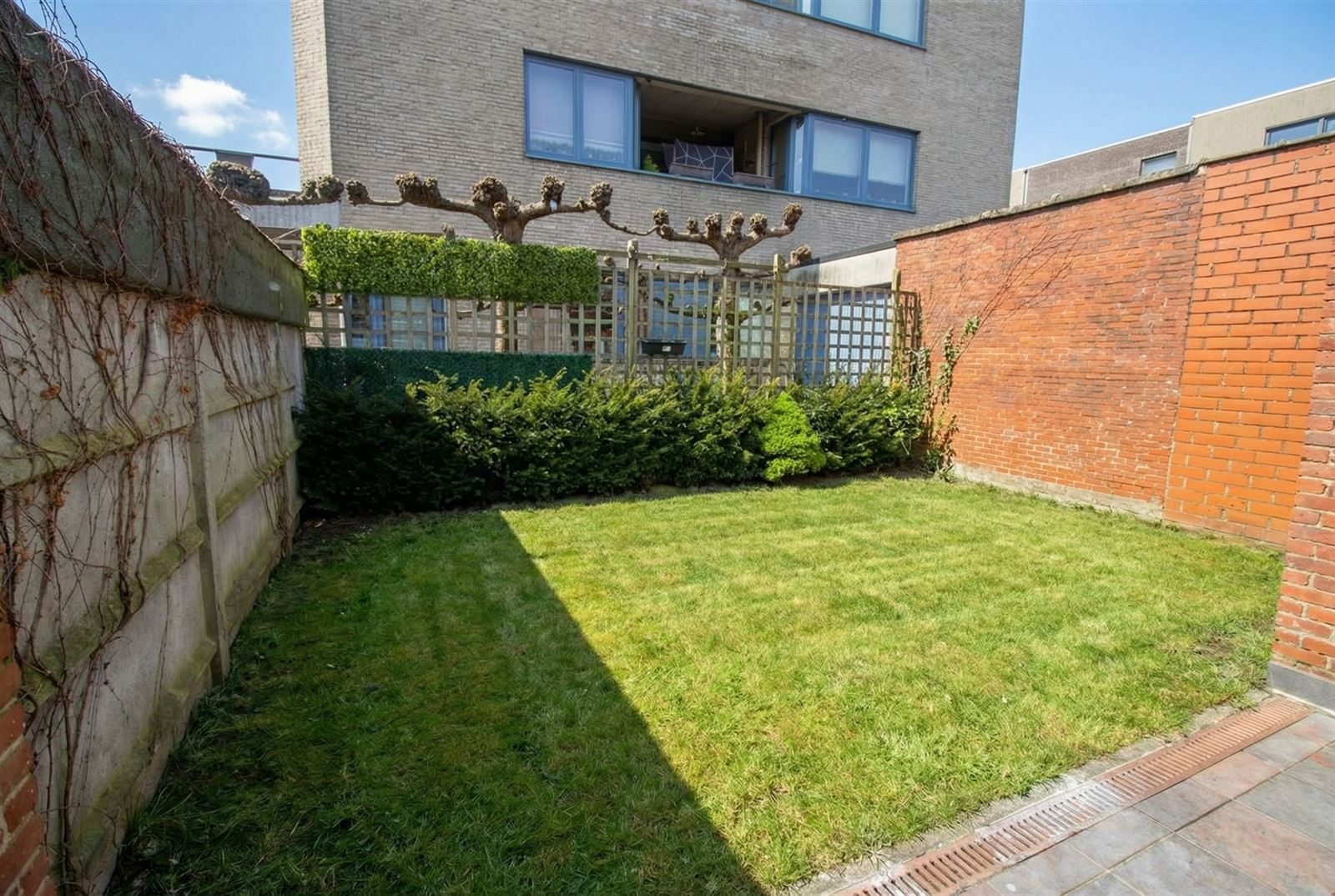 Ruime gezinswoning met parkeerplaatsen - foto 2