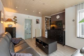 Ontdek deze karaktervolle woning met twee parkeerplaatsen, open keuken en tuin, gelegen tussen nabij het centrum van Genk en As, nabij het nieuw aangelegde natuurpark "Thor-Park". De woning combineert een rijke geschiedenis met hedendaags wooncomfort. Bewoonbare oppervlakte is 181 m² (volgens EPC attest d.d. 17.06.2025), verdeeld over twee volwaardige verdiepingen. Ideaal voor gezinnen of jonge koppels.<br /><br />INDELING:<br />GELIJKVLOERS: Inkomhal; Leefruimte; Open keuken; Badkamer met afzonderlijk toilet en douche; Achterkeuken met toegang tot terras; Overdekte zitplaats; Tuin met berging;<br />De tuinberging kan uiteraard ook perfect dienstdoen als hobbyruimte of extra opslag, afhankelijk van uw behoeften.<br /><br />EERSTE VERDIEPING<br />Op de eerste verdieping bevindt zich de master bedroom; Badkamer met dubbele lavabo, wc en ligbad; Tweede slaapkamer. De open indeling creëert een bijzonder gevoel van ruimte en zorgt ervoor dat alle ruimten mooi met elkaar verbonden worden.<br /><br />TWEEDE VERDIEPING<br />Op de tweede verdieping bevindt zich de grote open zolder, mogelijkheid tot het creëren van een derde slaapkamer of hobbykamer.<br /><br />Een woning met mogelijkheden: Deze eigendom onderscheidt zich door haar unieke indeling, mogelijkheden en veelzijdige opties. De drie volwaardige slaapkamers maken het mogelijk om wonen, werken en ontspannen op een aangename manier te combineren.<br /><br />TECHNISCHE KENMERKEN:<br />E-Label: C<br />Hoogrendementsbeglazing<br />CV: Gas<br /><br />Voor meer info bel Jeff op 0472/04.26.49 of 011/22.19.17 - jeff@limburgsvastgoed.be of limburgsvastgoed.be