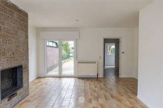 <p><span>WONDELGEM - Ben je op zoek naar een ruime gezinswoning met inpandige garage te huur in Wondelgem? Lees dan snel even verder.</span></p><p><span> </span></p><p><span>De voornaamste troeven:</span></p><ul><li><span>Goede ligging en vlotte bereikbaarheid met openbaar vervoer</span></li><li><span>Lichtrijke leefruimtes</span></li><li><span>Inpandige garage + autostaanplaats vooraan</span></li><li><span>Gezellige ruime tuin</span></li></ul><p><span> </span></p><p><span>Indeling gelijkvloers:</span></p><p><span>Inkomhal, woonkamer en eetplaats, berging onder de trap, keuken, hal, apart toilet, berging incl. aansluiting wasmachine, inpandige garage.</span></p><p><span> </span></p><p><span>Indeling eerste verdieping:</span></p><p><span>Nachthal, drie slaapkamers, apart toilet, badkamer uitgerust met ligbad/douche en lavabomeubel.</span></p><p><span> </span></p><p><span>Indeling tweede verdieping:</span></p><p><span>Zolderberging.</span></p><p><span> </span></p><p><span>Belangrijke informatie:</span></p><p><span>Beschikbaar vanaf: 01/10/2026. Domicilie verplicht. </span></p><p><span>Huurprijs: 1150 euro/maand. EGW (elektriciteit, gas en water) afzonderlijk af te rekenen.</span></p><p><span> </span></p><p><span>Interesse in deze toffe woning? Vraag dan snel jouw bezoek aan via onze website www.axellenaerts.be!</span></p>