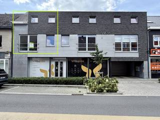 Te Zele, goed gelegen in de winkelstraat, bieden wij U een instapklare duplex appartement te huur aan.<br /><br />Het appartement is gelegen op de eerste en tweede verdieping en bestaat uit een inkomhal, apart toilet, woonkamer met open keuken, berging.<br /><br />Op de tweede verdieping is er een nachthal met badkamer (voorzien van een ligbad, lavabomeubel en toilet), 2 slaapkamers en een wasruimte die ook kan gebruikt worden als dressing.<br /><br />Er is de mogelijkheid om een garage bij te huren in de residentie voor € 60/maand.<br />Gemeenschappelijke kosten € 45/maand.<br /><br />Het appartement is onmiddellijk beschikbaar.<br /><br />Wenst U meer informatie of een kijkje nemen? Aarzel dan niet om ons te contacteren.