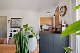 Op zoek naar een energiezuinig appartement mét garage in Maldegem? Dan is dit jouw kans!<br /><br />We betreden het appartement via de inkomhal met apart toilet en vestiaireruimte. De lichtrijke leefruimte geeft uit op een gezellig terras en sluit aan op de halfopen keuken met praktische berging. Het appartement beschikt over twee volwaardige slaapkamers, waarvan één met een zongericht terras.<br />Als extra troef is er een ruime garagebox inbegrepen in de huurprijs.<br /><br />Troeven van dit appartement: <br />- EPC-label A (zeer energiezuinig!) <br />- Zonnepanelen <br />- Regenwater voor toilet en wasmachine<br /><br />Huurprijs: €925 + €60 provisie gemeenschappelijke kosten<br /><br />Interesse in een bezoek?<br />Contacteer Fleur via 0477 82 85 42 of fleur.beernaert@acasa.immo