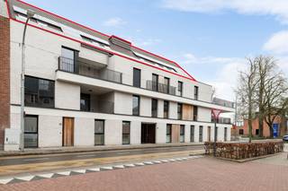 <p><span>Exclusief dakappartement op centrale locatie te Hoogstraten</span></p><p><span> </span></p><p><span>In het stijlvolle nieuwbouwproject Bloemenhof bevindt zich dit penthouse dakappartement met lichte leefruimtes, ruime terrassen en drie slaapkamers.</span></p><p><span> </span></p><p><span>Indeling</span></p><p><span>U betreedt het appartement rechtstreeks vanuit de lift of middels de trap tot in de inkomhal met gastentoilet en ruimte voor vestiaire, vervolgens betreedt u de ruime en lichte leefruimte met eetkamergedeelte, zitkamer en half open keuken met toegang tot de terrassen. Vanuit de keuken ook toegang tot een ruime berging of bijkeuken.</span></p><p><span>De nachthal geeft toegang tot een technische ruimte met berging, twee slaapkamers welke als bureel en logeerkamer kunnen worden benut en een hoofdslaapkamer met dressingruimte en een ruime volledig uitgeruste badkamer.</span></p><p><span> </span></p><p><span>De terrassen zijn bijzonder ruim (ca 75 m²!) en genieten optimale zon oriëntatie en zelfs zicht op de Catharinakerk!</span></p><p><span> </span></p><p><span>Nieuwbouwproject het Bloemenhof is gelegen in het centrum van Hoogstraten, met alle voorzieningen op loopafstand.</span></p><p><span>Het nieuwbouwproject bestaat uit 33 appartementen, 5 woningen, een ondergrondse parkeergarage en een bovengrondse fietsenberging.</span></p><p><span>Bloemenhof is tot in de puntjes afgewerkt en houdt rekening met de hedendaagse architectuur, energienormen, maximale privacy en een aangename, groene omgeving.</span></p><p><span> </span></p><p><span>De afwerking van de woongelegenheden kiest u volledig zelf conform de budgetten opgenomen in het lastenboek.</span></p><p><span> </span></p><p><span>2 autostaanplaatsen beschikbaar in de ondergrondse parking.</span></p><p><span> </span></p><p><span>Meer informatie beschikbaar via ons kantoor.</span></p><p><span> </span></p>