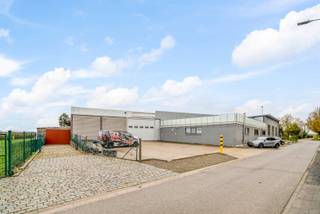 Bedrijfsgebouw - groot ong. 2280m² - met woonst - groot ong. 300m². Vlotte verbinding met centrum Sint-Truiden en Tienen, vlakbij de N80 Hasselt...