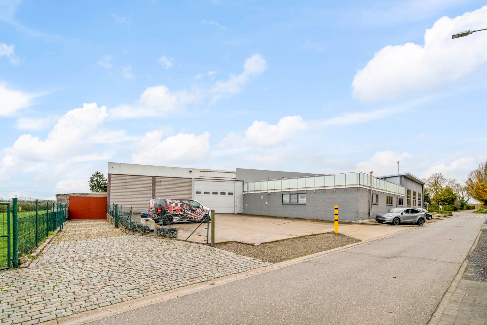 Bedrijfsgebouw met kantoren, magazijnen en woonst - groot 2580 m² - foto 2