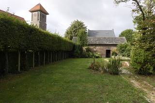 Te renoveren pand met ruime tuin met verschillende soorten fruitbomen. totale oppervlakte 788 vierkante meter