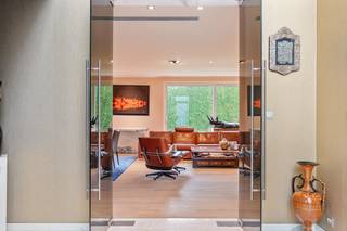 Deze exclusieve, vrijstaande villa in landelijke stijl in Wemmel straalt pure klasse uit. Met een royale bewoonbare oppervlakte van 526 m² en een superieure afwerkingsgraad geniet u hier van uitzonderlijk wooncomfort. De zandkleurige gevel combineert harmonieus met charmante dakkapellen en een monumentale glaspartij bij de inkom. De woning is energie-efficiënt uitgerust met zonnepanelen en een hoogwaardig alarmsysteem.<br /><br />De villa ligt op een discreet perceel, volledig aan het oog onttrokken via een lange privé-inrit. Dit garandeert honderd procent privacy en sereniteit, terwijl scholen, openbaar vervoer en de Brusselse Ring (R0) vlakbij zijn.<br /><br />Binnen opent de inkomhal in een spectaculaire vide met een marmeren trappartij. De centrale leefruimte ademt licht dankzij kamerhoge schuiframen naar de tuin. De living beschikt over een formele eethoek, een zithoek met maatwerkkasten en een sfeervol tweede salon met gashaard. Daarnaast is er een onafhankelijke praktijk- of kantoorruimte op het gelijkvloers.<br /><br />De high-end leefkeuken met werkeiland en premium Miele-apparatuur sluit naadloos aan op het terras. Op de verdieping biedt de mezzanine toegang tot vier grote slaapkamers met ingebouwde kasten en drie stijlvolle, moderne badkamers. De master suite beschikt over een eigen dakterras.<br /><br />De prachtig aangelegde tuin is omzoomd door hoge hagen en beschikt over een strak buitenzwembad met hardhouten zonneterrassen. Aan de voorzijde biedt de oprit plaats voor een tal van wagens.<br /><br />Bestuursmaatregelen in het maatregelenregister: nee