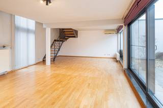 Dit exclusieve duplex appartement combineert luxe, comfort en rust in een doordachte en kwalitatieve afwerking. Het is gelegen in het centrum van het bruisende Mechelen!<br /><br />Bij het betreden van het appartement kom je in een verzorgde inkomhal die toegang geeft tot een gastentoilet en een praktische bergruimte.<br />De aangename, lichtrijke leefruimte sluit naadloos aan op de halfopen, volledig uitgeruste moderne keuken en vormt samen een harmonieuze leefomgeving. Grote raampartijen zorgen voor een mooie lichtinval en geven uit op het ruime zonneterras, dat uitkijkt op een rustige binnentuin en een open zicht biedt op de skyline van Mechelen. Ondanks de centrale ligging geniet je hier van volledige rust en privacy — een ideale plek om te ontspannen.<br /><br />Voor extra wooncomfort is het appartement uitgerust met airconditioning en een slimme thermostaat die eenvoudig via wifi bediend kan worden. Alle ramen zijn voorzien van elektrische sunscreens met afstandsbediening, wat bijdraagt aan een aangenaam binnenklimaat en optimale privacy.<br />Via de trap in de leefruimte bereik je de bovenverdieping met twee ruime slaapkamers en een stijlvolle badkamer, ingericht met een inloopdouche, dubbele wastafel en een tweede toilet.<br /><br />Onmiddellijk beschikbaar!<br />Provisie gemeenschappelijke kosten: €100/ maand (INCLUSIEF waterverbruik)<br />Mogelijkheid om ondergronds autostaanplaats bij te huren: €175/ maand<br /><br />Vraag je bezoek uitsluitend aan via de website van Malines Group!<br />
<div></div>