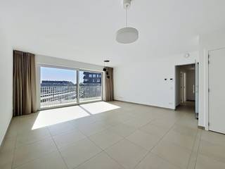 Aan de hippe stationsbuurt in Aalter vinden we dit instapklaar 2-slaapkamer appartement met zéér ruim terras. Ideaal voor eigen bewoning of...
