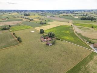 Deze hoeve bevindt zich in een rustige, groene straat net buiten het centrum van Wervik. De omgeving biedt rust en privacy, met een mooi uitzicht...